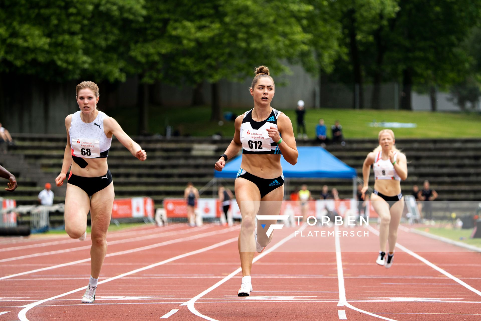 Talea Prepens (TV Cloppenburg), Gina Lueckenkemper (SCC Berlin) ueber 100m am 04.06.2022 waehrend der Sparkassen Gala in Regensburg